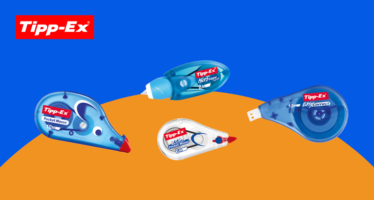 Verschiedene Tipp-Ex Korrekturprodukte, darunter Pocket Mouse, Micro Tape und Easy Correct, vor farbigem Hintergrund mit Tipp-Ex Logo. 