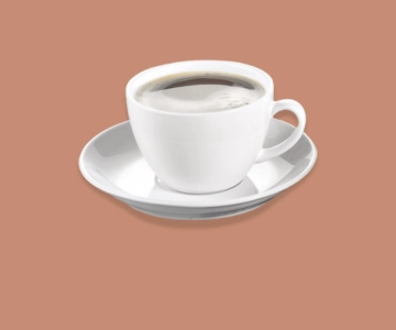 Kaffeetasse vor braunem Hintergrund.