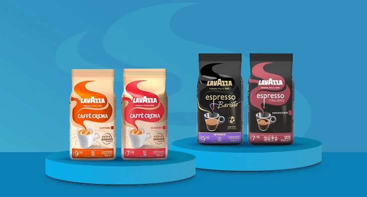 Vier Lavazza Kaffeepackungen stehen auf blauen Podesten vor blauem Hintergrund.