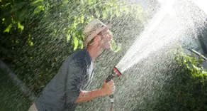 Effiziente Gartenbewässerung leicht gemacht: Entdecken Sie Schläuche, Regner und automatische Bewässerungssysteme für gesunde Rasenflächen und professionelle Außenanlagen bei Schumacher