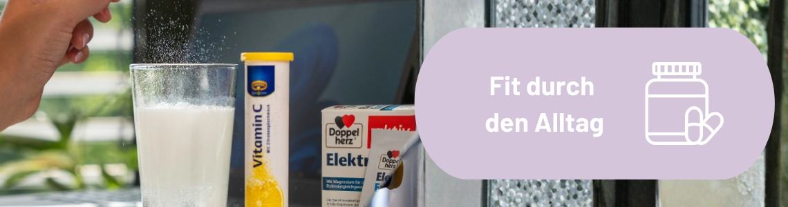 Brausetablette sprudelt im Glas – Vitamin-C-Boost im Büroalltag.