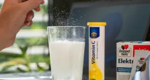 Mit Vitaminen, Mineralstoffen & Kräutertees fit durch den Arbeitstag. Nahrungsergänzung & Gesundheitstees für mehr Energie, Konzentration & Wohlbefinden im Büro bei Schumacher im Onlineshop.