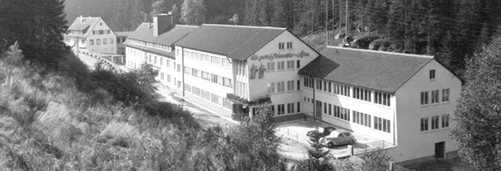 Schwarz Weiß Foto des Firmengebäudes von Schneider.