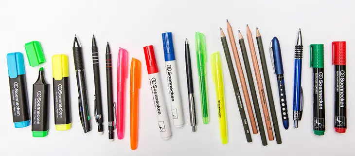 Nebeneinander aufgereiht liegen verschiedene Stifte der Marke Soennecken auf weißem Grund.