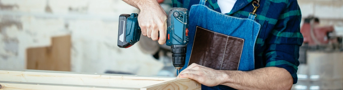Mann mit Akkuschrauber