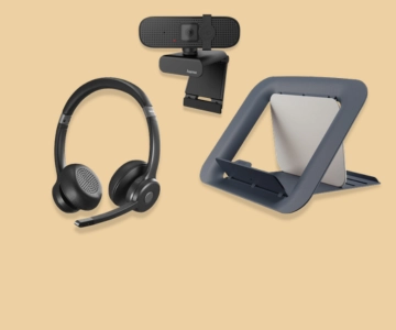 Notebookständer, Headset und Webcam vor braunem Hintergrund.
