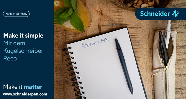 Das Bild zeigt ein Notizblock auf einem holzfarbenen Schreibtisch.