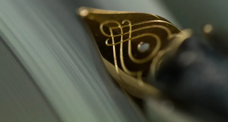 Nahaufnahme einer Goldfeder in einem Füllfederhalter von Pelikan.