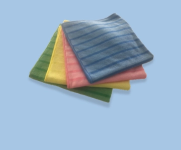 Mikrofasertücher vor blauem Hintergrund.