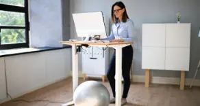 Optimieren Sie Ihren Arbeitsplatz mit ergonomischen Produkten: Von höhenverstellbaren Schreibtischen über Fußstützen bis zu ergonomischen Mäusen. Gesünder sitzen und produktiver arbeiten mit hochwertigen Produkten von Büroorganisation Strothkamp im Onlineshop