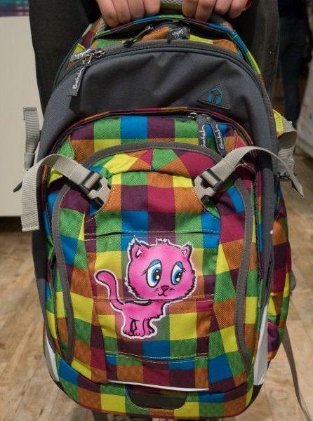 Ein bunter satch Rucksack wurde mit einem individuellen Katzen-Motiv besprüht und individualisiert.