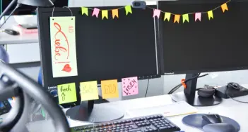 Ihr Kollege hat Geburtstag? VerwanWir zeigen Ihnen schnelle und einfache Geburtstagsdeko aus Büromaterial für den Arbeitsplatz. Tipps bei Sutter in Freiburg und im Onlineshop.