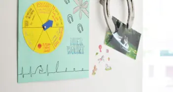 Mit diesem selbstgebasteltem Türschild lernen Kinder Selbstbestimmung und dass ihre Launen respektiert werden. Mehr dazu bei Sutter in Freiburg und im Onlineshop.