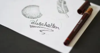 Punkt für Punkt entsteht ein Kunstwerk – und wir werden ganz ruhig dabei. Mehr dazu bei Sutter in Freiburg und im Onlineshop.