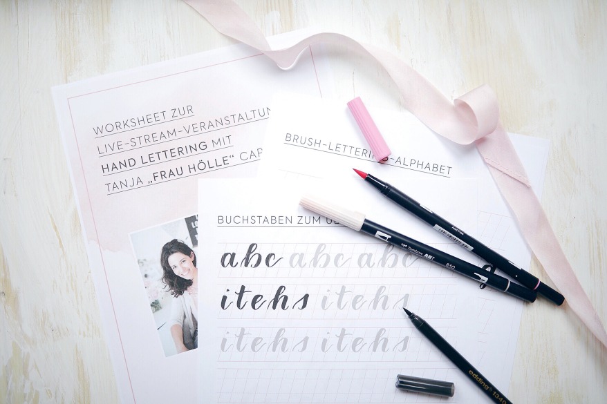 Handlettering-Übungsblätter mit Stiften, Schleifenband und Porträt von Tanja Cappell