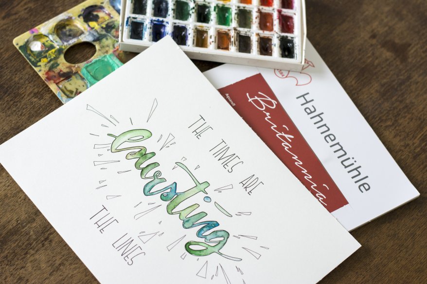 Buntes Lettering mit Aquarellkasten und Papier von Hahnemühle