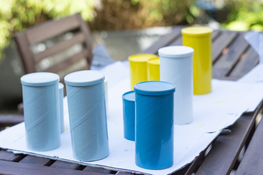 Frisch lackierte Dosen trocknen in der Sonne für ein DIY-Projekt.