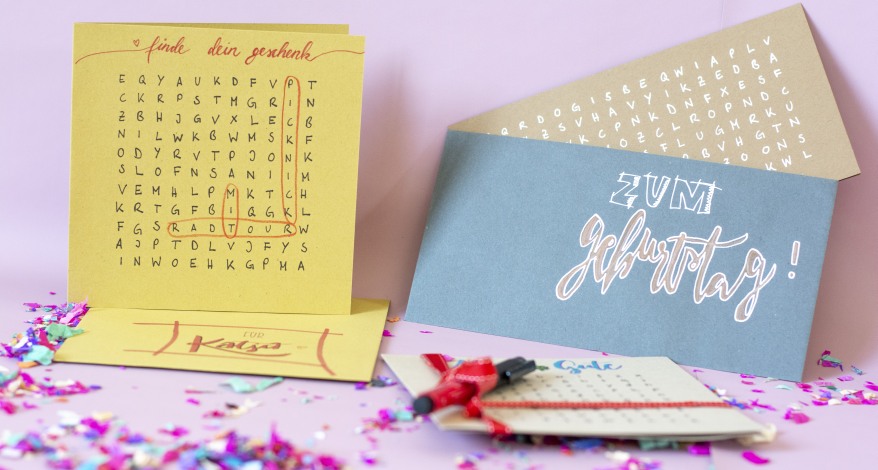 DIY-Geburtstagskarte mit Wortgitter und Umschlag mit Aufschrift „Zum Geburtstag!“