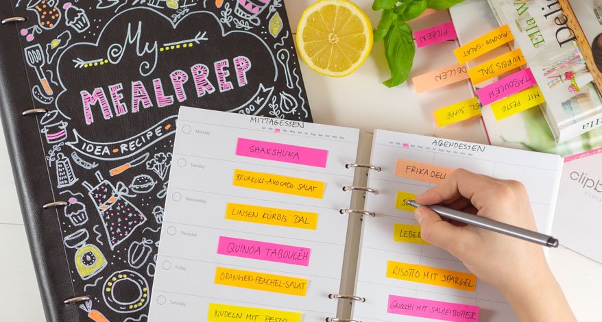 Meal Prep Wochenplan mit bunten Sticky Notes und Zitrone