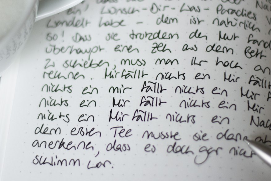Nahaufnahme von geschriebenem Text in Notizbuch. In der Schreibtechnik Free Writing wird so lange "Mir fällt nichts ein" geschrieben, bis eine neue Idee kommt.