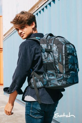 Ein Junge blickt zurück in die Kamera. Auf seinem Rücken trägt er einen Rucksack von satch.