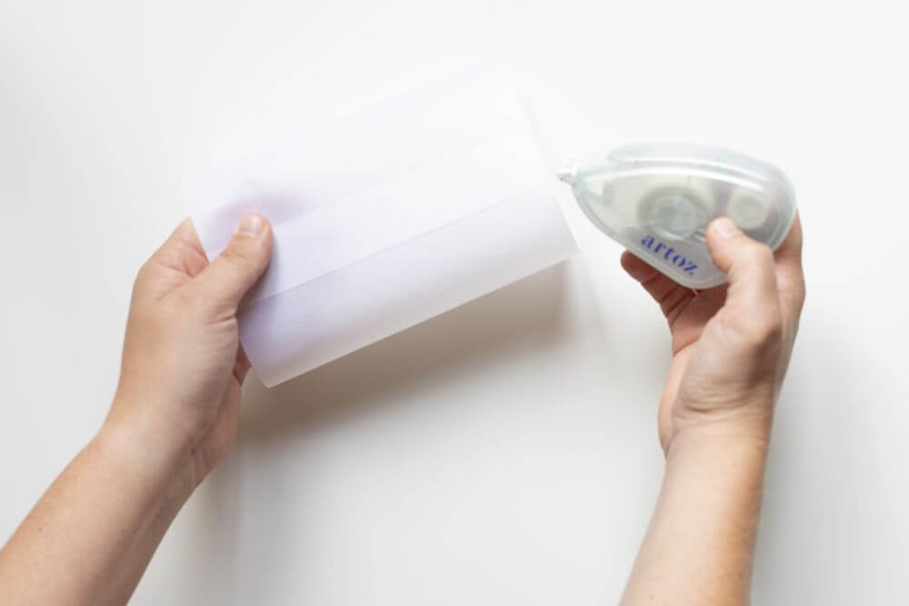 Laterne basteln aus Papier, Bastelanleitung Schritt 4: Rollen Sie das Pergamentpapier zu einem Zylinder und verkleben Sie die Papierenden.