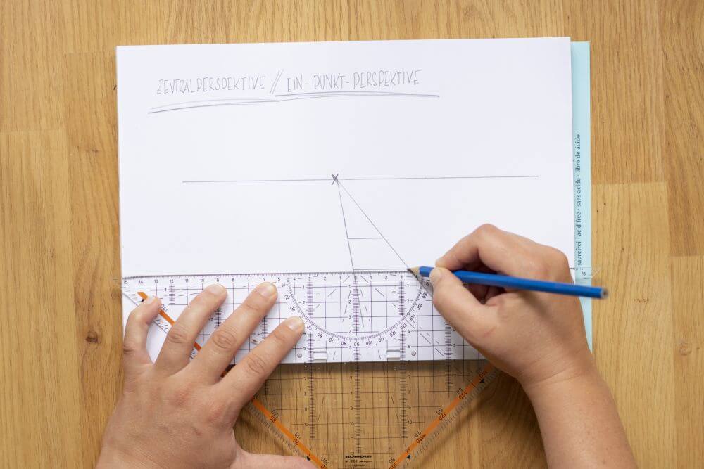 1-Punkt-Perspektive Schritt 4: Zwischen den beiden Fluchtlinien zwei horizontale Linien ziehen.
