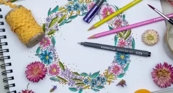 Wir zeigen Ihnen, wie Sie mit verschiedenen Stiften ganz einfach einen Blumenkranz als Aquarell malen. Tipps bei Sutter in Freiburg und im Onlineshop.