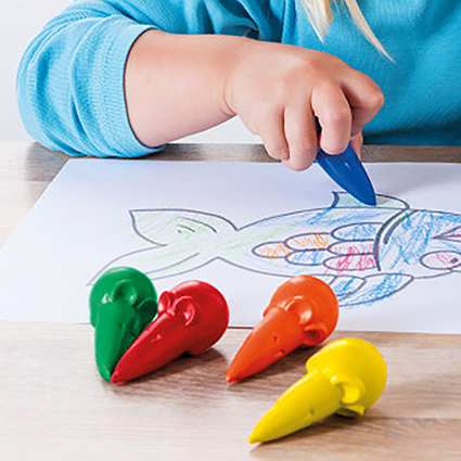 Ein Kleinkind malt mit Wachsmalmäusen von Pelikan einen Fisch auf einem Blatt Papier aus. Das Kind trägt ein blaues Oberteil und hat blonde Haare.
