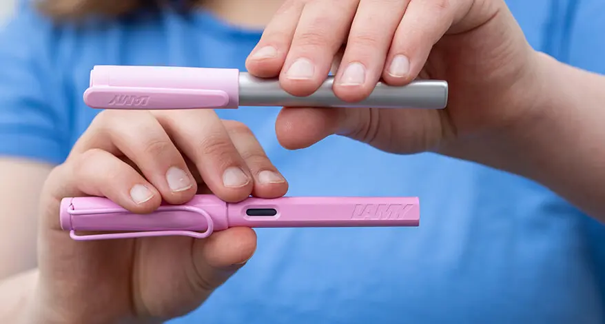 2 lilafarbene Lamy Schulfüller und Tintenroller.