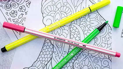 Neonfarbige Buntstifte von Stabilo liegen auf einer Mandala-Vorlage zum Ausdrucken.