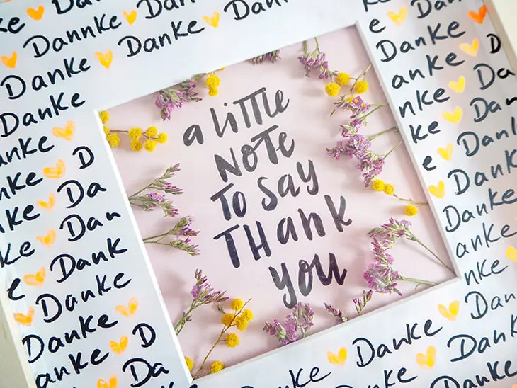 Close-Up eines Letterings in einem, mit Kreativmarkern von Faber-Castell und POSCA  selbst gestalteten, Bilderrahmen. Foto: Johanna Rundel