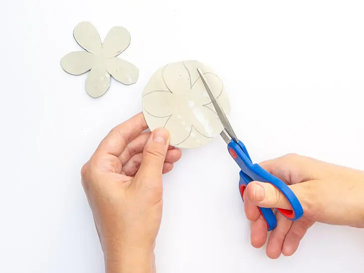 Jemand malt Blütenteile, die aus einem leeren Eierkarton ausgeschnitten wurden mit verschiedenen Acrylfarben von WACO farbig an. Foto: Johanna Rundel