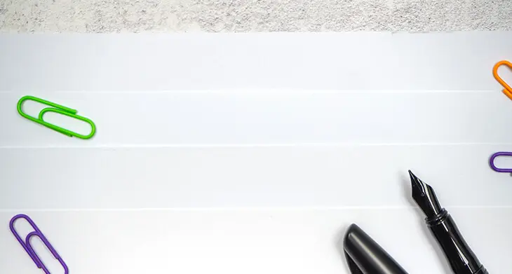 Mehrere Blätter unterschiedlichen Kopierpapiers liegen gestaffelt übereinander, um die verschiedenen Weißgrade zu demonstrieren. Foto: Johanna Rundel