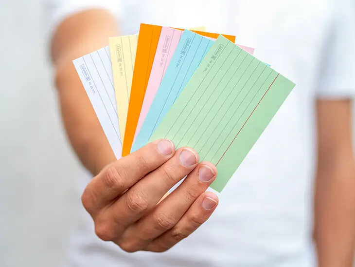 Jemand hält bunte Karteikarten von BRUNNEN in die Kamera. Foto: Johanna Rundel