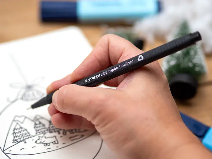 Jemand zeichnet mit einem Fineliner von STAEDTLER in ein Bullet Journal. Foto: Johanna Rundel