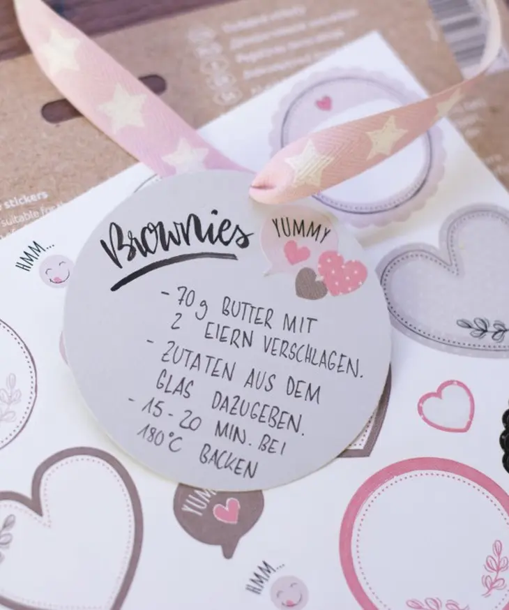 Nahaufnahme eines Anhängers mit dem Rezept für Brownies im Glas