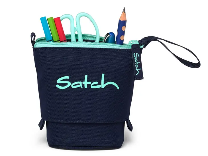 Dunkelblaues, aufrecht stehendes Mäppchen von satch mit Inhalt der herausschaut.