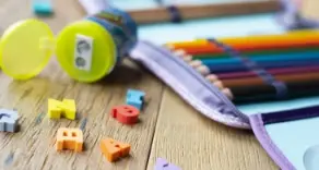 Basteln Sie einen kleinen Schulranzen zum Schulstart und füllen Sie ihn mit tollen Kleinigkeiten. Mehr bei Sutter in Freiburg und im Onlineshop.