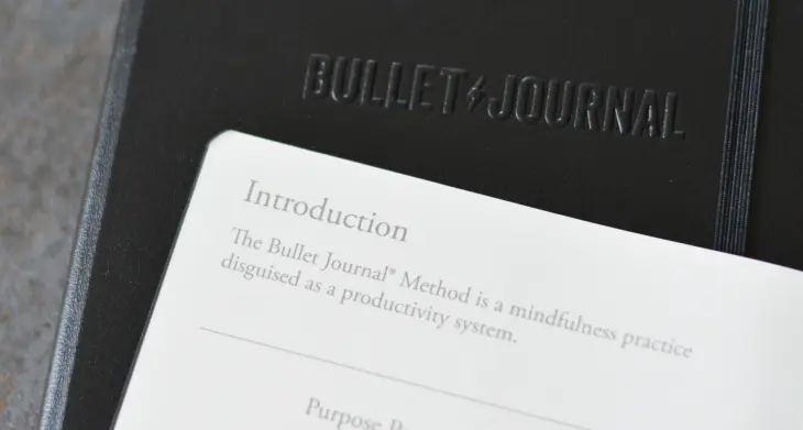 Ein aufgeschlagener Pocket Guide des Bullet Journal Edition 2 von LEUCHTTURM1917