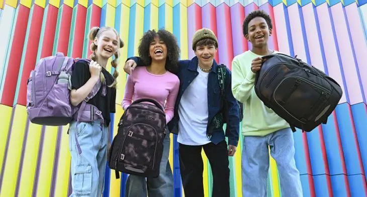Vier Jugendliche tragen Schulrucksäcke von coocazoo