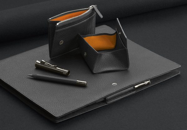 Schwarze Ledergeldbörse und schwarze Dokumentenmappe aus Leder von Garf von Faber-Castell, auf der Dokumentenmappe ein "perfekter Bleistift".