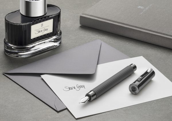 Tamitio Füller Graf von Faber-Castell auf einem Briefumschlag, Tinte von Graf von Faber-Castell daneben.