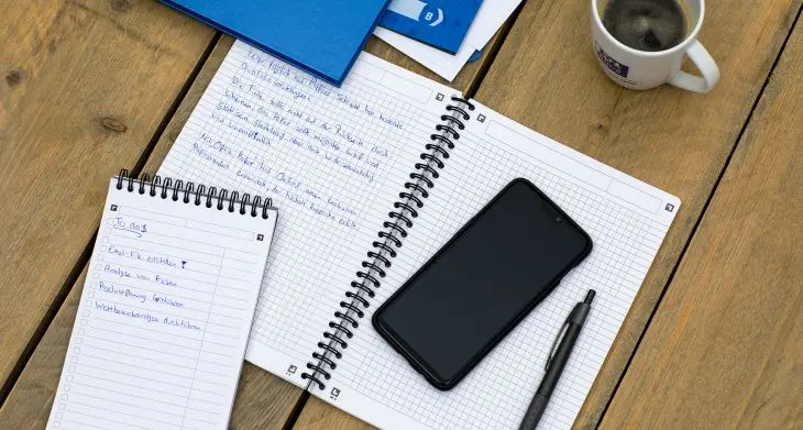 Auf einem Schreibtisch liegen aufgeschlagen Notizbücher von Oxford