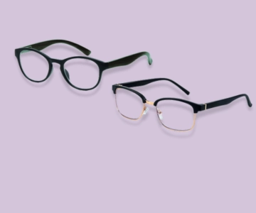 Lesebrillen vor lila Hintergrund.