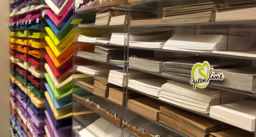 Wand mit buntem Papier und Umschlägen