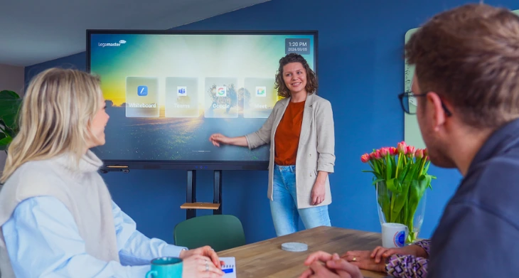 Frau präsentiert mit Legamaster EVOLVE Pro im Teammeeting