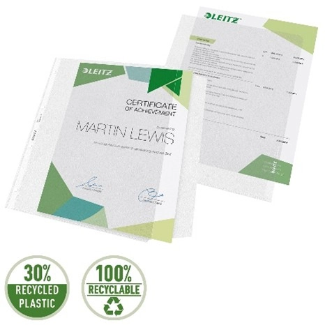 Das Bild zeigt LEITZ zwei Sihthüllen mit Dokumenten. Die Hüllen bestehen zu 30 % aus recyceltem Kunststoff und sind zu 100 % recycelbar, was durch entsprechende Symbole hervorgehoben wird. 