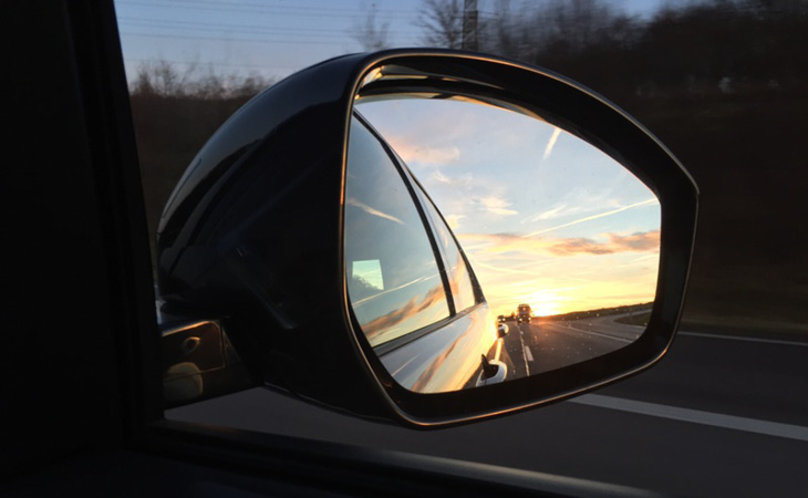 Nahaufnahme des Rückspiegels eines Autos.