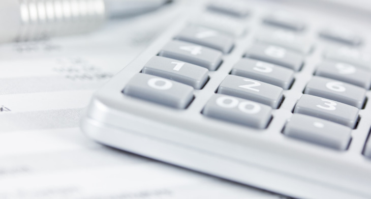 Nahaufnahme eines Taschenrechners in verschiedenen Grautönen.